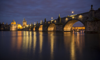 Karlsbrücke in der Abenddämmerung, Prag, Tschechische Republik - CUF35605