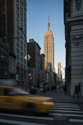 Straßenansicht von New York mit dem Empire State Building im Blick - CUF35615