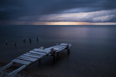 Pier bei Sonnenuntergang, Copacabana, Titicacasee, Bolivien, Südamerika - CUF35618