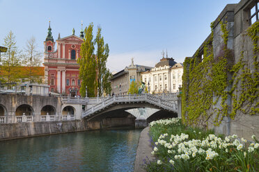 Stadtzentrum von Ljubljana, Fluss Lublijanaka, Tromostovje-Brücke und Franziskanerkirche der Verkündigung, Slowenien - CUF35660