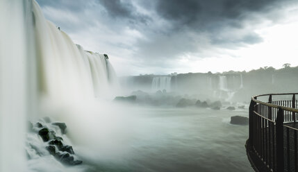 Aussichtsplattform an den Iguazu-Fällen, Parana, Brasilien - CUF35662