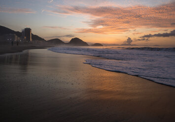 Wellenplätschern am Strand der Copacabana in der Morgendämmerung, Rio De Janeiro, Brasilien - CUF35669