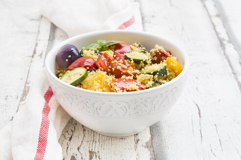 Couscous mit gegrilltem Gemüse, Auberginen, Zucchini, Paprika, Tomaten, roten Zwiebeln, Rosmarin und Basilikum - LVF07148