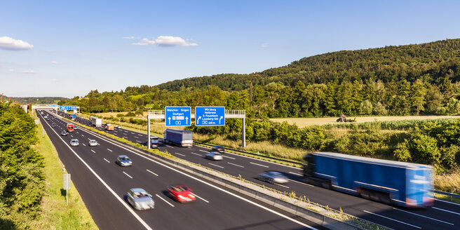 Deutschland, Baden-Württemberg, Leonberg, Autobahn A 8 - WDF04700