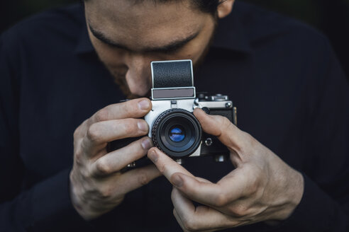 Young man photographing with analogue camera - JSCF00110