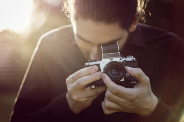 Young man photographing with analogue camera - JSCF00111