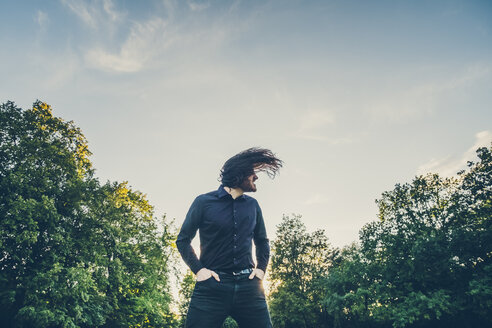 Heavy-Metal-Fan beim Headbangen in einem Park - JSCF00120