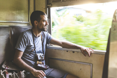 Thailand, Bangkok, Touristen, die mit dem Nahverkehrszug reisen, lizenzfreies Stockfoto