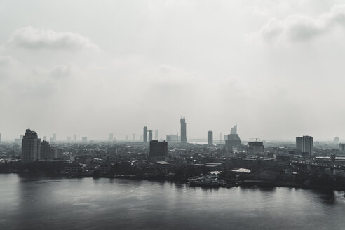 Thailand, Bangkok, Skyline mit dem Fluss Nam Chao Phraya im Vordergrund - CHPF00484