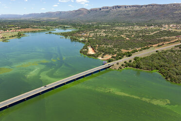 Luftaufnahme des Hartebeesport-Damms und der Kreuzung, Südafrika - CUF35828