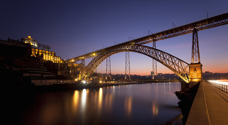 Dom-Luis-Brücke bei Nacht, Porto, Portugal - CUF35853