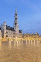 Hotel de Ville on Grand Place at dusk, Brussels, Belgium - CUF35867