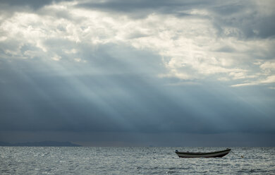 Boot in der Abenddämmerung, Isla del Sol, Titicacasee, Bolivien, Südamerika - CUF35868