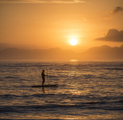 Paddleboarder, Copacabana-Strand in der Morgendämmerung, Rio De Janeiro, Brasilien - CUF35954