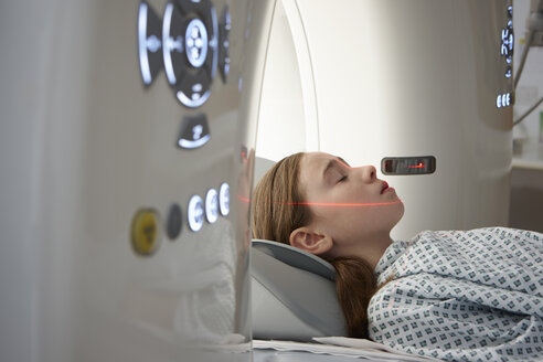 Mädchen geht in den CT-Scanner - CUF35983