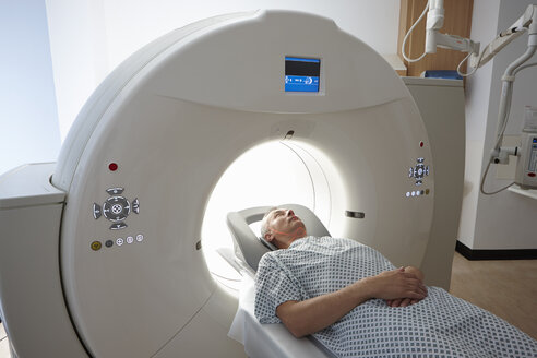 Mann geht in den CT-Scanner - CUF35987