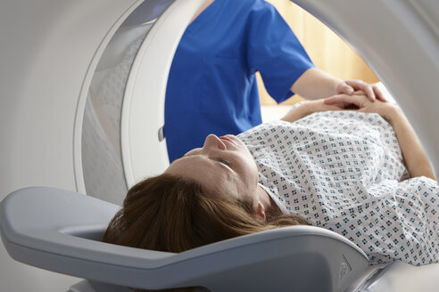 Frau im CT-Scanner - CUF35998