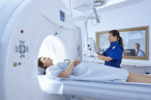 Frau geht in den CT-Scanner - CUF36000