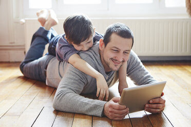 Father and son self-photographing with digital tablet - CUF36151