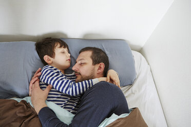 Father and son in bed - CUF36154
