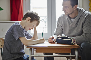 Vater hilft Sohn bei den Hausaufgaben - CUF36160