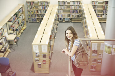 Junge Frau in Universitätsbibliothek, hoher Winkel - CUF36163