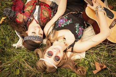 Hippie-Mädchen im Feld liegend mit Gitarre - CUF36233