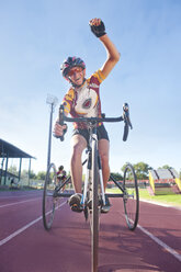 Radsportler im Ziel eines para-athletischen Wettbewerbs - CUF36241