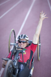 Radsportler im Ziel eines para-athletischen Wettbewerbs - CUF36243