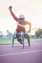 Siegerin in einem Para-Leichtathletik-Wettbewerb - CUF36256