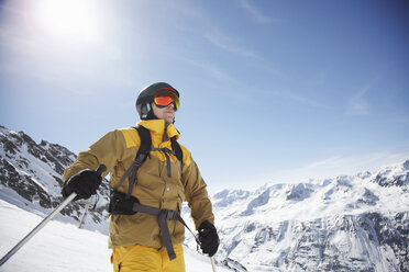Niedriger Blickwinkel auf einen erwachsenen männlichen Skifahrer auf einem Berg, Österreich - CUF36320