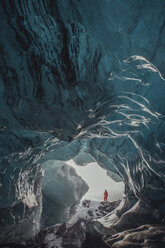 Mann steht am Eingang einer Eishöhle, Vatnajokull-Gletscher, Vatnajokull-Nationalpark, Island - CUF36322