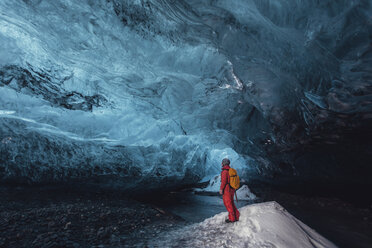 Mann schaut in einer Eishöhle nach oben, Vatnajokull-Gletscher, Vatnajokull-Nationalpark, Island - CUF36325