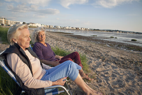 Mutter und Tochter genießen die Aussicht am Strand - CUF36341