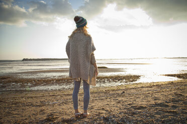 Junge Frau mit Blick auf den Strand von Bournemouth, Dorset, UK - CUF36346