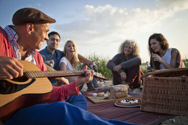 Fünf erwachsene Freunde beim Picknick am Strand von Bournemouth, Dorset, UK - CUF36349