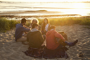 Erwachsene Freunde picknicken bei Sonnenuntergang am Strand von Bournemouth, Dorset, UK - CUF36350