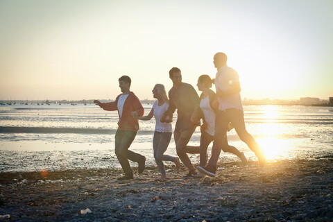 Eine Gruppe von Freunden hat Spaß am Strand, lizenzfreies Stockfoto