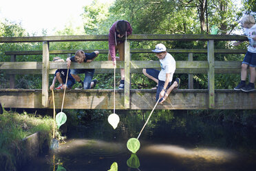 Jungen benutzen Fischernetze auf der Brücke - CUF36377