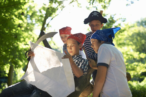 Als Piraten verkleidete Jungen, die eine Karte lesen - CUF36384