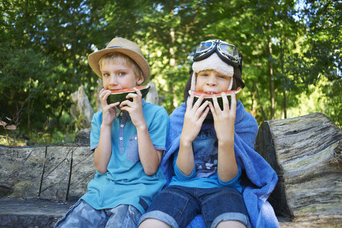 Zwei kleine Jungen essen Wassermelone im Park - CUF36393