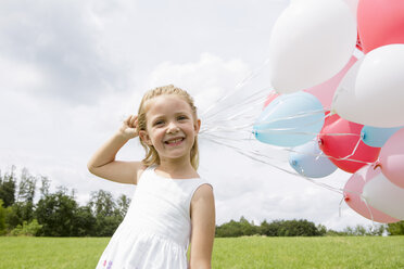 Mädchen hält ein Bündel Luftballons - CUF36411