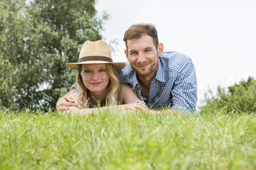 Mittleres erwachsenes Paar im Gras liegend, Porträt - CUF36426