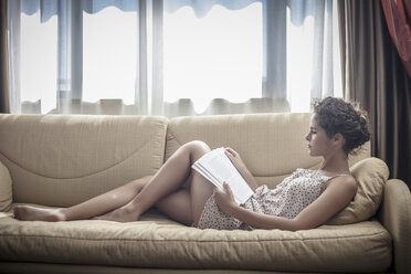 Junge Frau liest ein Buch - CUF36435