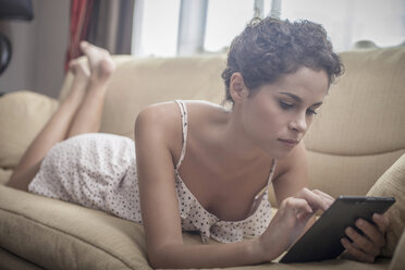 Junge Frau mit digitalem Tablet - CUF36436