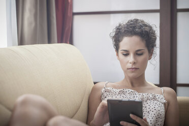 Junge Frau mit digitalem Tablet - CUF36437