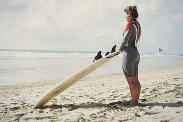 Surfer mit Surfbrett am Strand, Lacanau, Frankreich - CUF36496