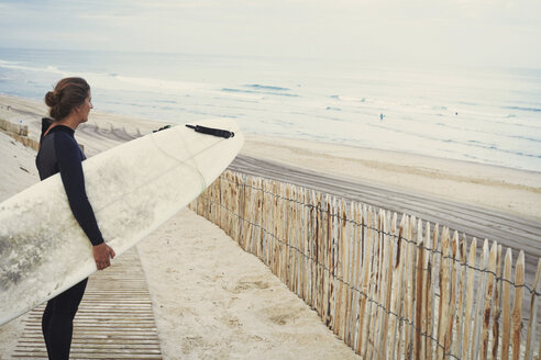 Surfer mit Surfbrett am Strand, Lacanau, Frankreich - CUF36498