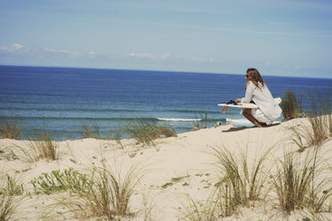 Frau mit Surfbrett am Strand, Lacanau, Frankreich - CUF36503