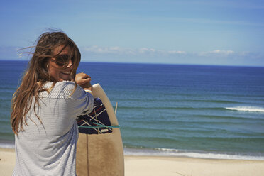 Frau mit Surfbrett am Strand, Lacanau, Frankreich - CUF36505